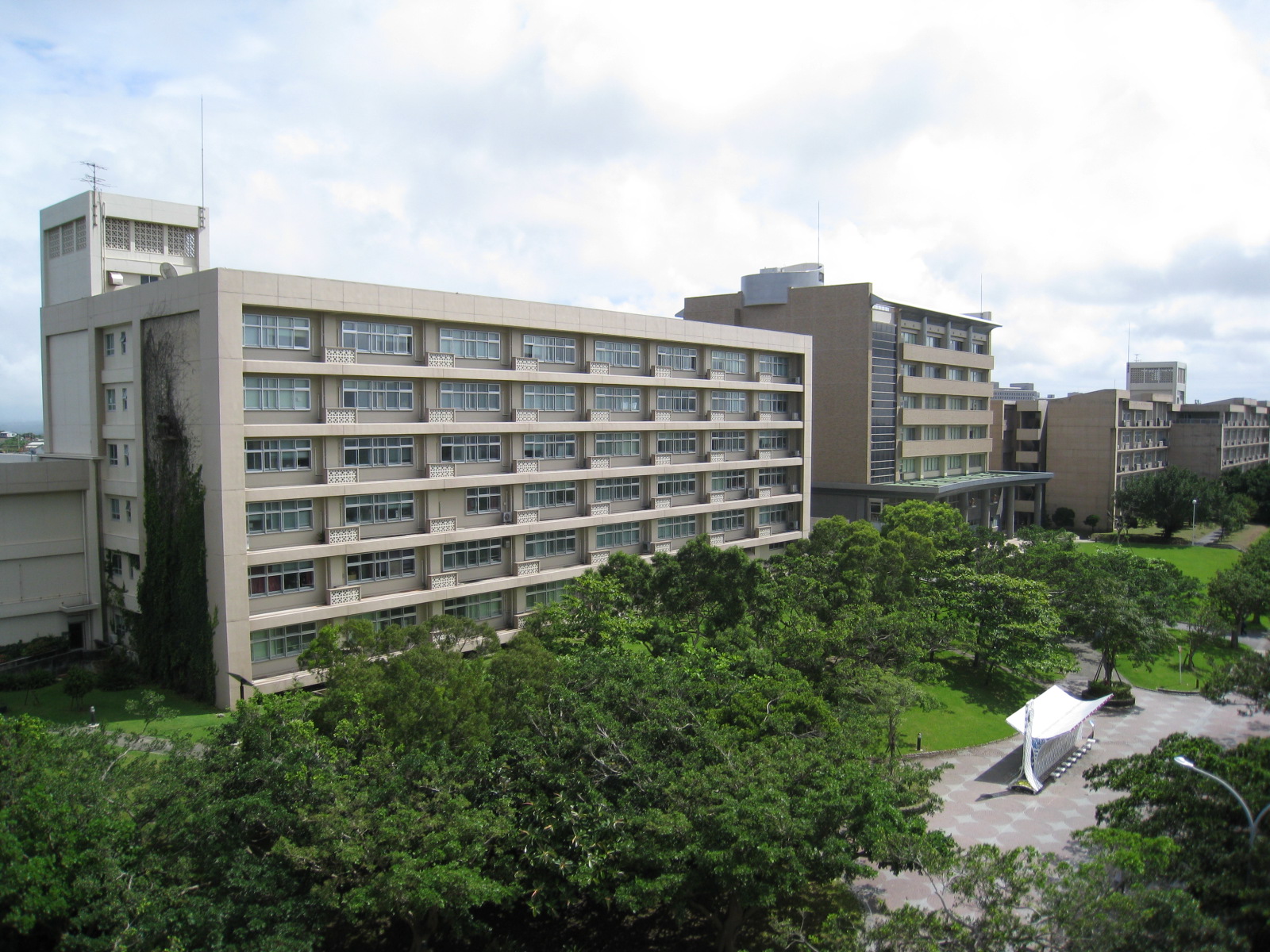 琉球大学法文学部ビル